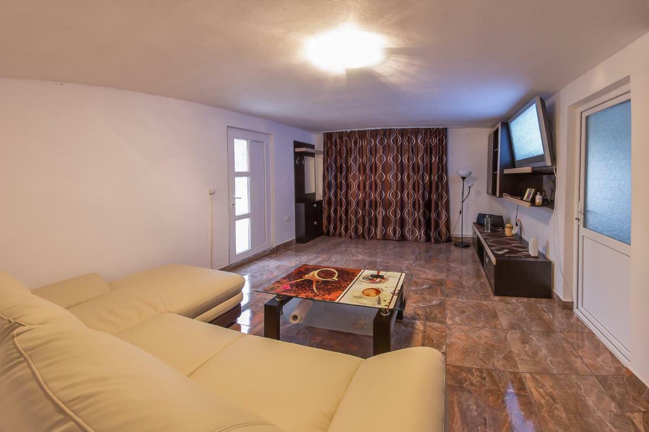 Casa De Vacanta Jeny Novaci-Străini Esterno foto