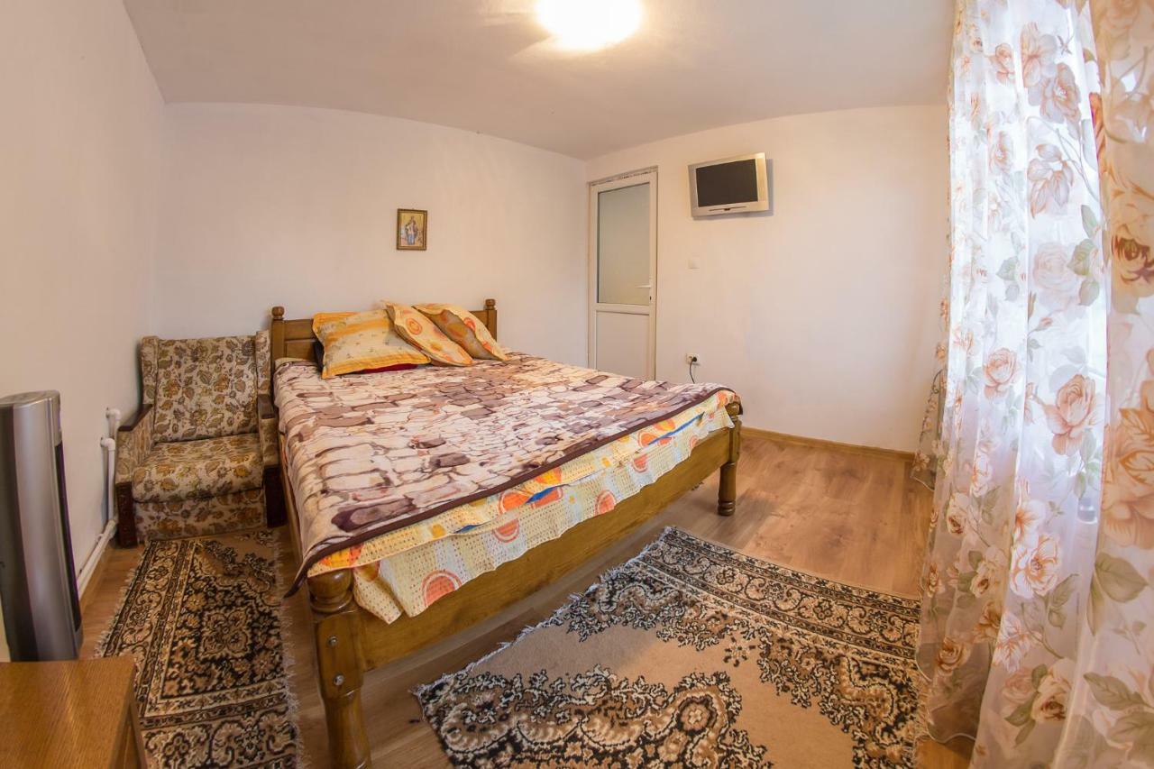 Casa De Vacanta Jeny Novaci-Străini Esterno foto