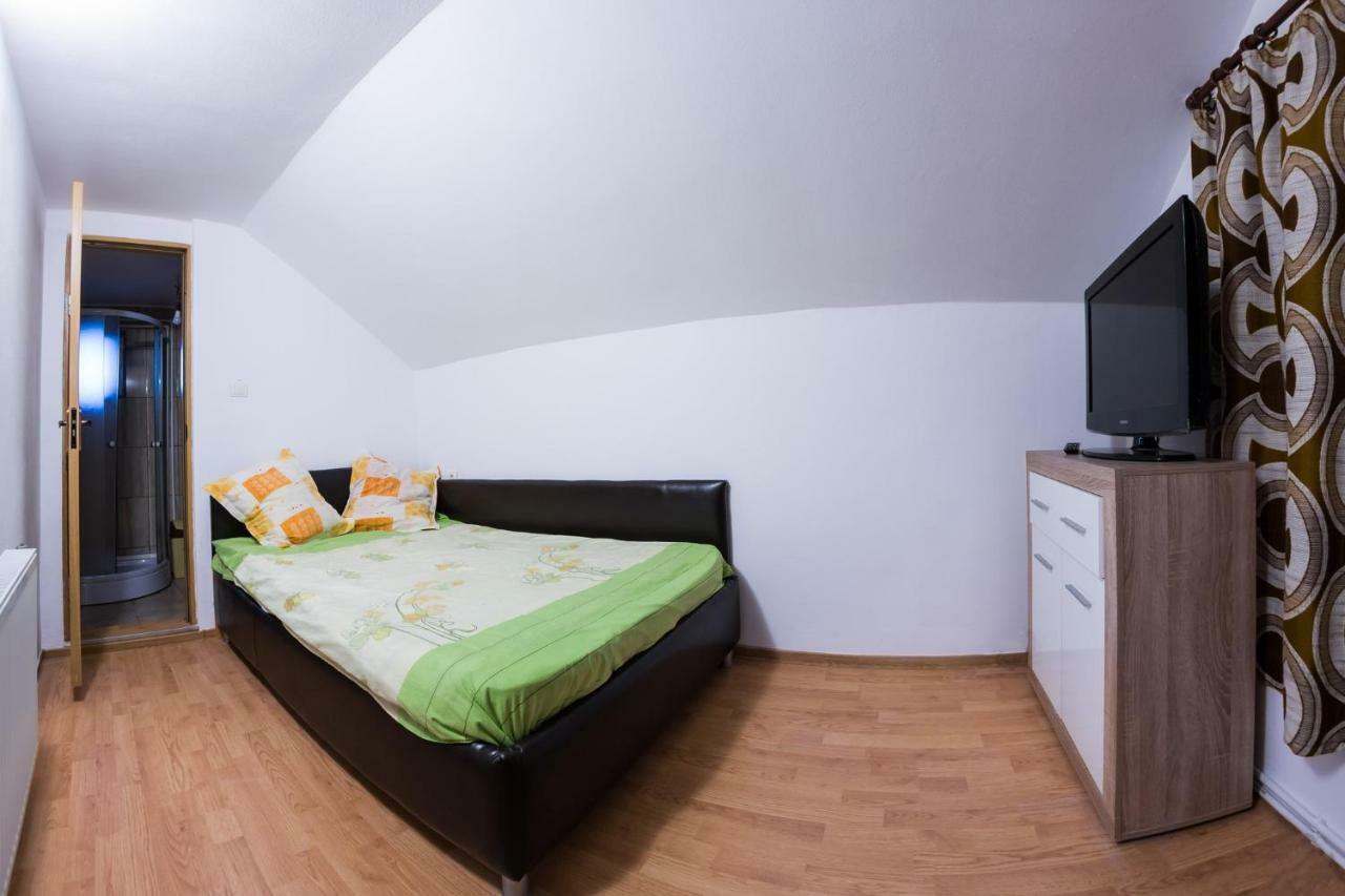 Casa De Vacanta Jeny Novaci-Străini Esterno foto