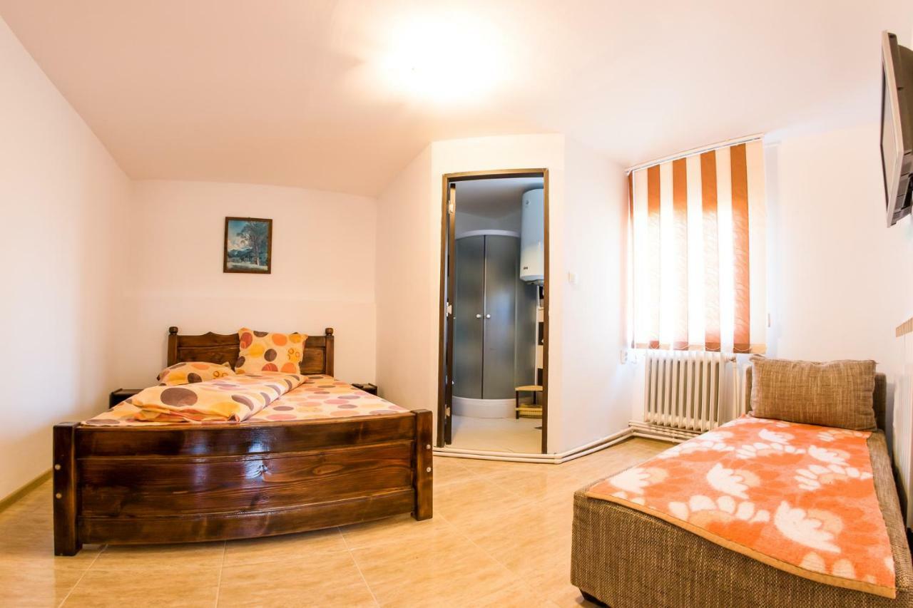 Casa De Vacanta Jeny Novaci-Străini Esterno foto