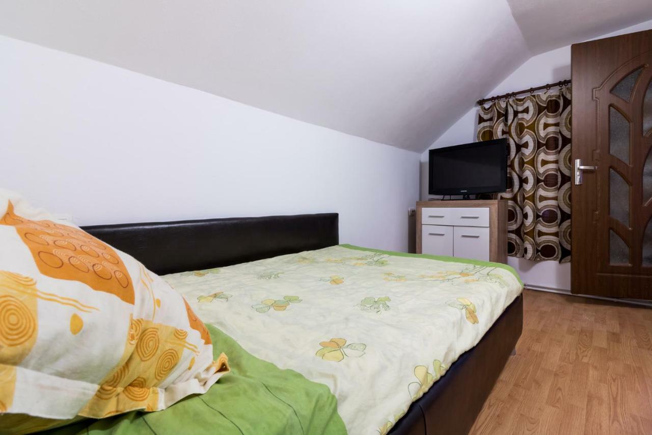 Casa De Vacanta Jeny Novaci-Străini Esterno foto