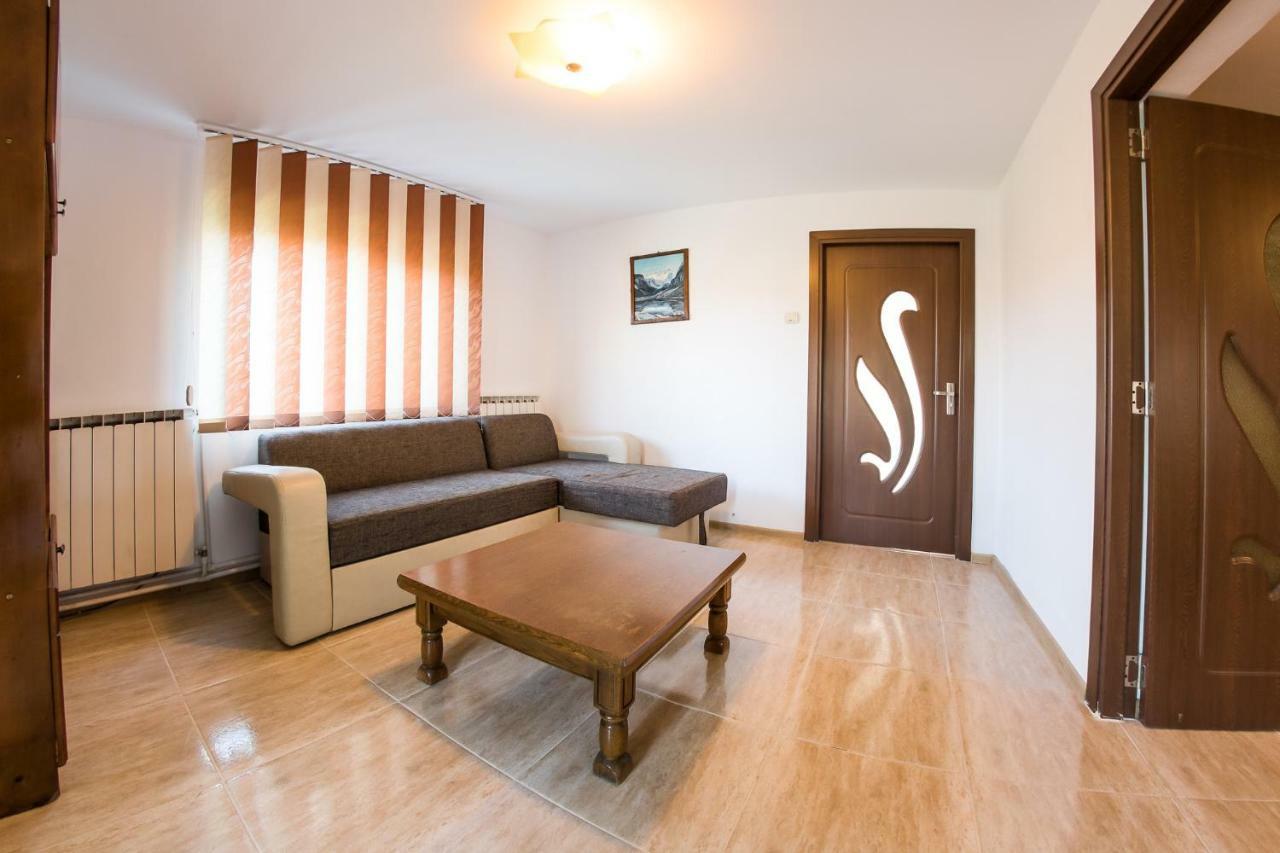 Casa De Vacanta Jeny Novaci-Străini Esterno foto