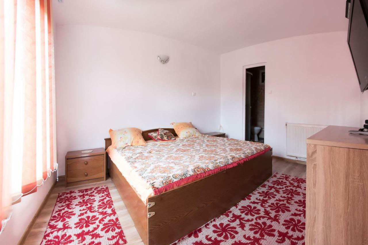 Casa De Vacanta Jeny Novaci-Străini Esterno foto